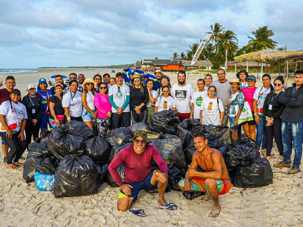 Mutirão de limpeza na Praia Olho de Porco recolhe mais de 600 quilos de lixo